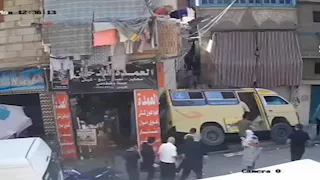 رجع عليهم والكاميرات صورته.. مصرع شخصين دهسا أسفل ميكروباص بالإسكندرية- فيديو وصور