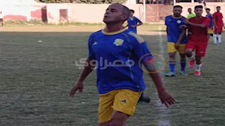 "50 سنة ولسة بيجري ويعافر".. حكاية الدخاخني أكبر لاعب كرة في كفر الشيخ - صور