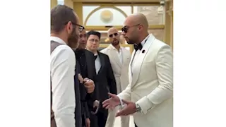 صور.. وصلة كوميديا تجمع حاتم صلاح مع أصدقائه بحفل زفافه