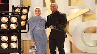 عمرو وهبة وزوجته يخطفان الأنظار على السجادة الحمراء في ختام مهرجان الجونة