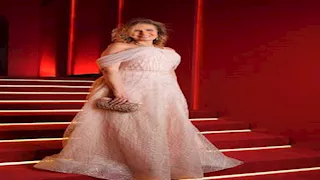 "نفس الاستايل المتكرر".. خبير موضة ينتقد فساتين يسرا في الجونة 