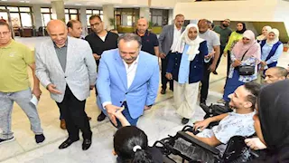 بالصور- محافظ أسيوط يسلّم كراسي كهربائية وماكينات خياطة للمستحقين