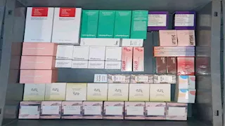 بالصور.. إحباط محاولة تهريب أدوية وهواتف محمولة بمطار الإسكندرية 