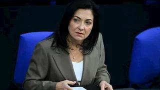 بسبب الهجوم الروسي.. وزيرة الاقتصاد الألمانية تحتمي بملجأ في كييف ليلا