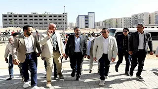وزير الإسكان يتفقد مشروع "سكن لكل المصريين" بالعبور الجديدة -صور