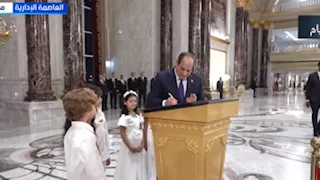 الرئيس السيسي يوقع في سجل مدينة الفنون والثقافة بالعاصمة الإدارية 