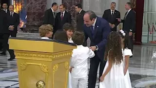 طفل للرئيس السيسي: "أنت عارف إني بحبك أوي"