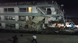 أسوان: باخرة سياحية تصطدم بكوبري كلابشة دون أضرار بجسمه