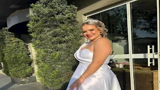 عروس تصل إلى زفافها في سيارة جنازة.. والسبب غريب 