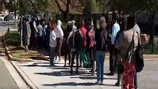 بعد فقدان أول راتب بسبب الإغلاق.. مئات الموظفين يصطفون أمام بنوك الطعام في أمريكا |صور