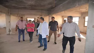 بالصورـ محافظ أسيوط يتفقد مزرعة دواجن بعرب العوامر لإعادة تشغيلها