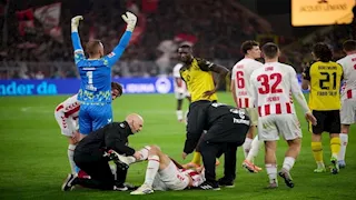 "هذا ليس الشكل الطبيعي للركبة ".. إصابة مروعة في مباراة كولن وبوروسيا دورتموند في الدوري الألماني