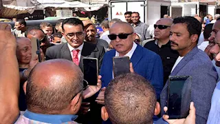 بأسعار مخفضة.. محافظ الأقصر يفتتح سوق "اليوم الواحد" بإسنا (صور)