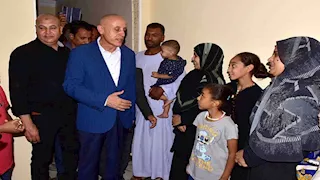 محافظ الأقصر يفي بوعده لطفل ويسلم أسرته منزلًا جديدًا في إسنا (صور)