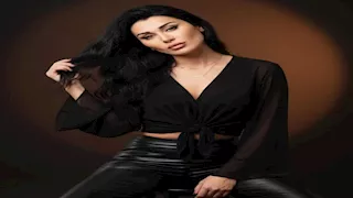 نادين الراسي تخطف الأنظار بالأسود في أحدث جلسة تصوير