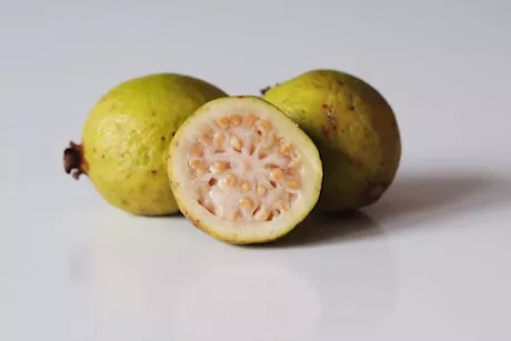 ماذا يحدث للغدة الدرقية عند تناول الجوافة؟