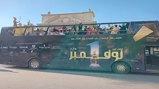 صور.. حافلة مكشوفة تجوب ميادين القاهرة ترويجًا لافتتاح المتحف الكبير