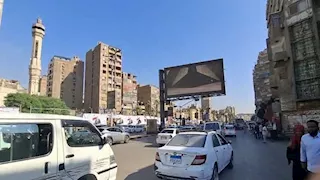 صور.. تشغيل شاشات عرض بميادين الجيزة للترويج للمتحف المصري الكبير