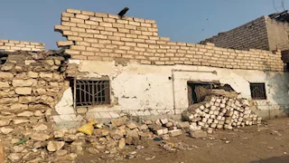 بالصور- انهيار جزئي لمنزل غير مأهول بالسكان في بني سويف