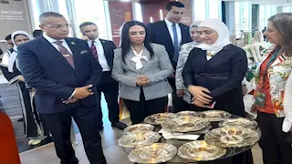 وزيرة التضامن ومحافظ جنوب سيناء يتفقدان جناح معرض "ديارنا للحرف اليدوية" 