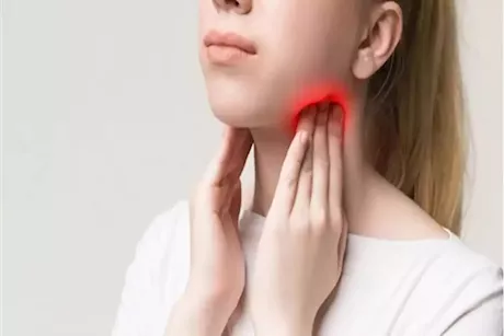 طبيبة تنصح بتناول العسل مع المياه الدافئة لعلاج التهاب الحلق