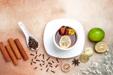 متوفرة في مطبخك- 3 توابل أضفها للشاي لزيادة فوائده