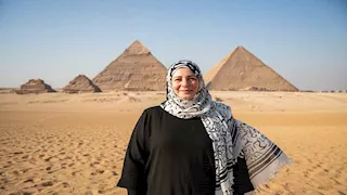 عبلة كامل أمام الأهرامات قبل افتتاح المتحف المصري الكبير.. ما القصة؟