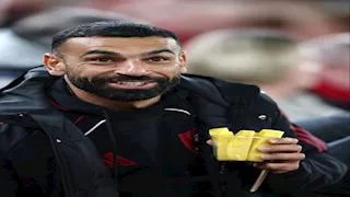 رغم استبعاده.. 8 صور لمحمد صلاح بـ "الأناناس" في مدرجات الأنفيلد