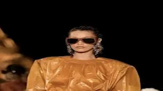 بيلا حديد تتألق بإطلالة ذهبية لافتة بعد عودتها إلى عروض الأزياء بباريس