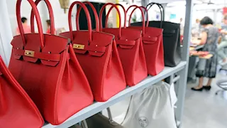 مفاجأة مذهلة في حقيبة بـ6 جنيهات.. امرأة تعثر على مبلغ مالي ورسالة أثرية