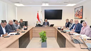 استخدام تقنيات حديثة.. وزير الري يستعرض إجراءات تطهير الترع والمصارف من ورد النيل والمخلفات