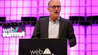 مخترع شبكة "الويب" يهاجم جوجل وفيسبوك وواقع الإنترنت.. ماذا قال؟