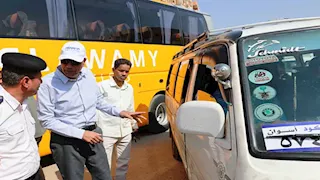مفاجأة على الطريق.. محافظ أسوان يوقف الميكروباصات ويتأكد من التزام السائقين بالتعريفة