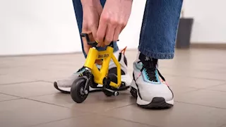 رجل يدخل موسوعة "جينيس" بأصغر دراجة في العالم (فيديو)