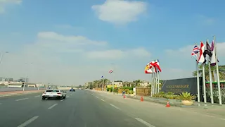 الجيزة: أعلام وطنية ولافتات ترحيب بالدول استعدادًا لافتتاح المتحف الكبير