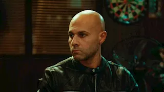 عماد الطيب يحتفل بانتهاء عرض "ابن النادي" ويوجه رسالة