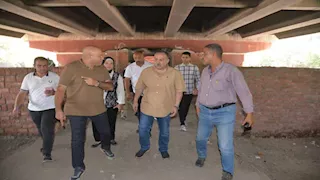 محافظ أسيوط يتفقد منافذ بيع منتجات المحافظة ومعارض الأسر المنتجة (صور)