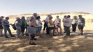 وفود سياحية تزور المناطق الأثرية بالمنيا.. هذه أبرز جنسياتهم