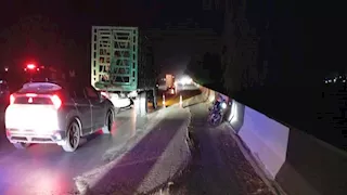 بالصور - الدفع بسيارات إطفاء لإزالة بقعة زيت على طريق ديروط – أسيوط الزراعي