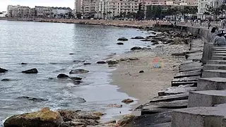 القومي لعلوم البحار يوضح أسباب انحسار المياه بشواطئ الإسكندرية