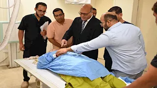 بالصور- رئيس جامعة سوهاج يطمئن على الطلاب مصابي حادث جهينة