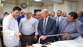 بالصور- رئيس جامعة بني سويف يزور الطالبات المصابات في حادث طريق الفيوم