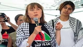 فضيحة إنسانية.. إسرائيل تجر ناشطة سويدية من شعرها وتجبرها على تقبيل علم الاحتلال