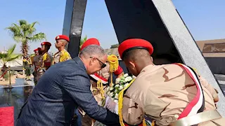 بالصور- محافظ الإسماعيلية يضع إكليل الزهور على النصب التذكاري لشهداء الجيش الثاني