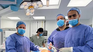 لأول مرة.. نجاح جراحة تركيب مفصل فخذ أسمنتي لمسن بالقنطرة شرق (صور)