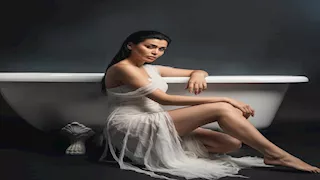 "أجمل نساء الدنيا".. نادين الراسي وسط ورود سوداء في أحدث ظهور لها 