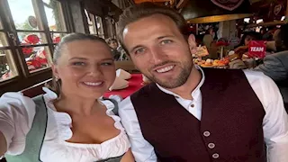 "بملابس ألمانية تقليدية وبيرة".. هاري كين وزوجته يحتفلان بمهرجان أكتوبر مع نجوم بايرن ميونخ