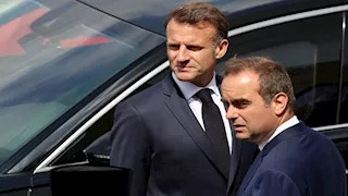 بعد 3 أسابيع من تعيينه.. ماكرون يُكلف رئيس الوزراء الجديد بتشكيل الحكومة اليوم