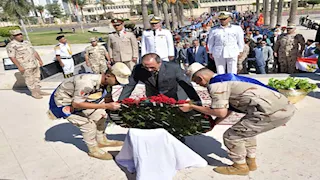 بالصور- محافظ بورسعيد يضع إكليلًا من الزهور على النصب التذكاري بميدان الشهداء