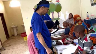 طب أسوان تواصل رسالتها في إفريقيا بقافلة طبية إلى تنزانيا (فيديو وصور)